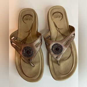 Abeo~B.I.O. System~Comfy Bronze Faux Leather Thong Sandals~Beaded Detail~Size 10